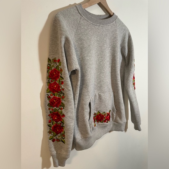 “Polish Rose" Crew Neck Sweatshirt Gray With Floral Embroidery Sz Small Ukraine - Picture 2 of 9